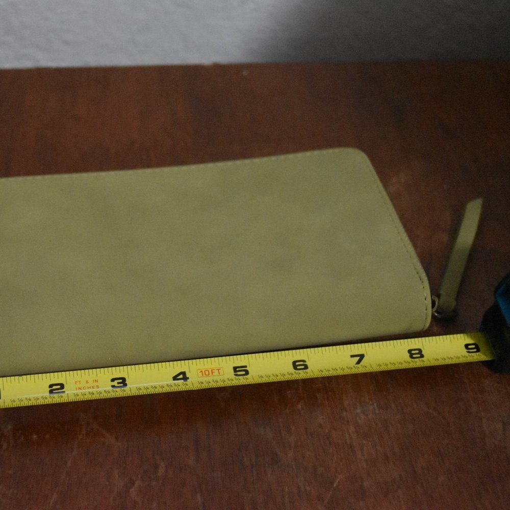 3/$15🍁NWOT Green wristlet | Universal Thread